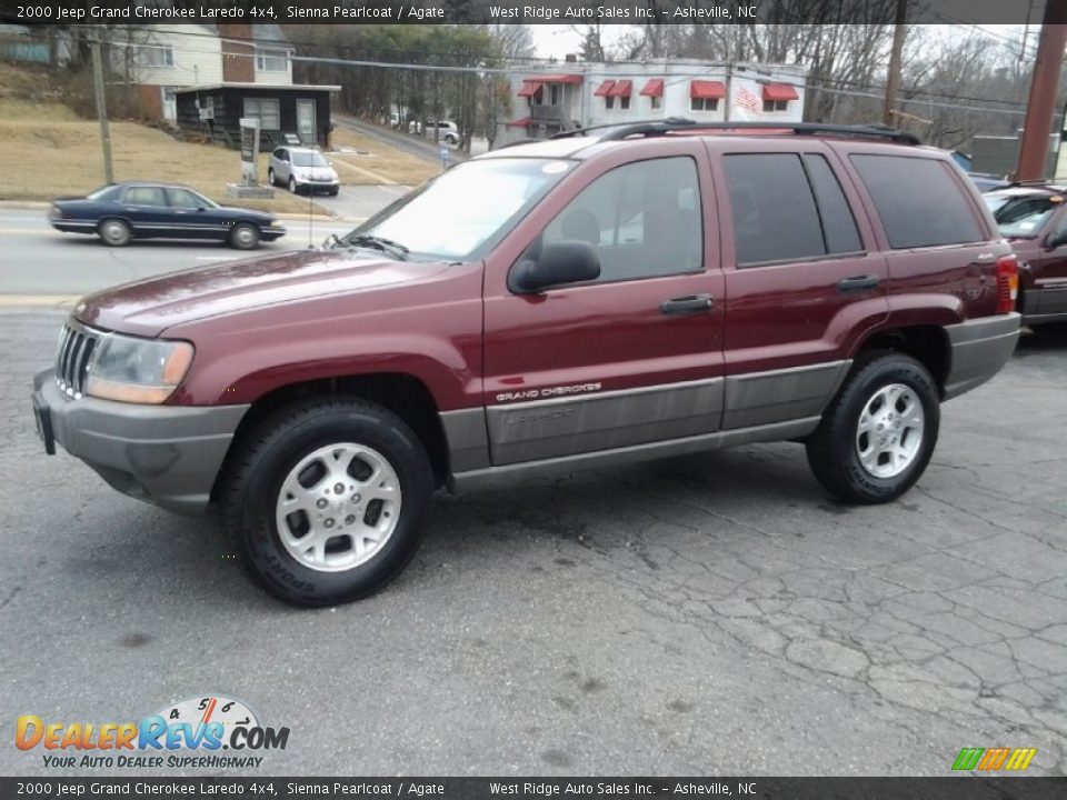 Front 3/4 View of 2000 Jeep Grand Cherokee Laredo 4x4 Photo #13