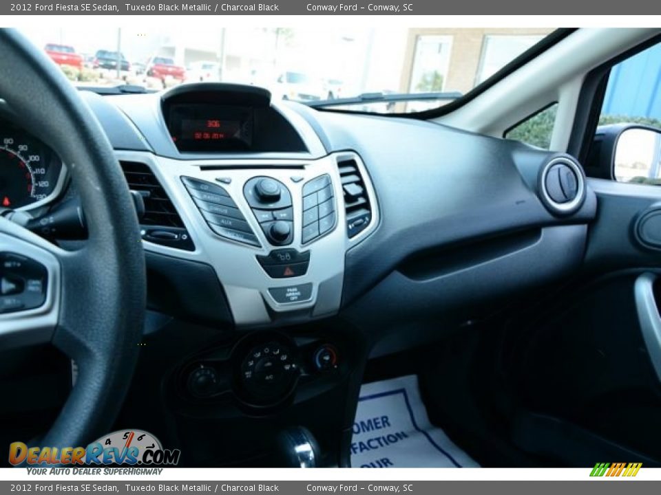 2012 Ford Fiesta SE Sedan Tuxedo Black Metallic / Charcoal Black Photo #28