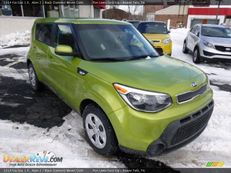 Front 3/4 View of 2014 Kia Soul 1.6 Photo #2