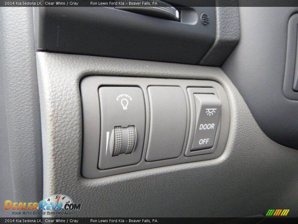 Controls of 2014 Kia Sedona LX Photo #18