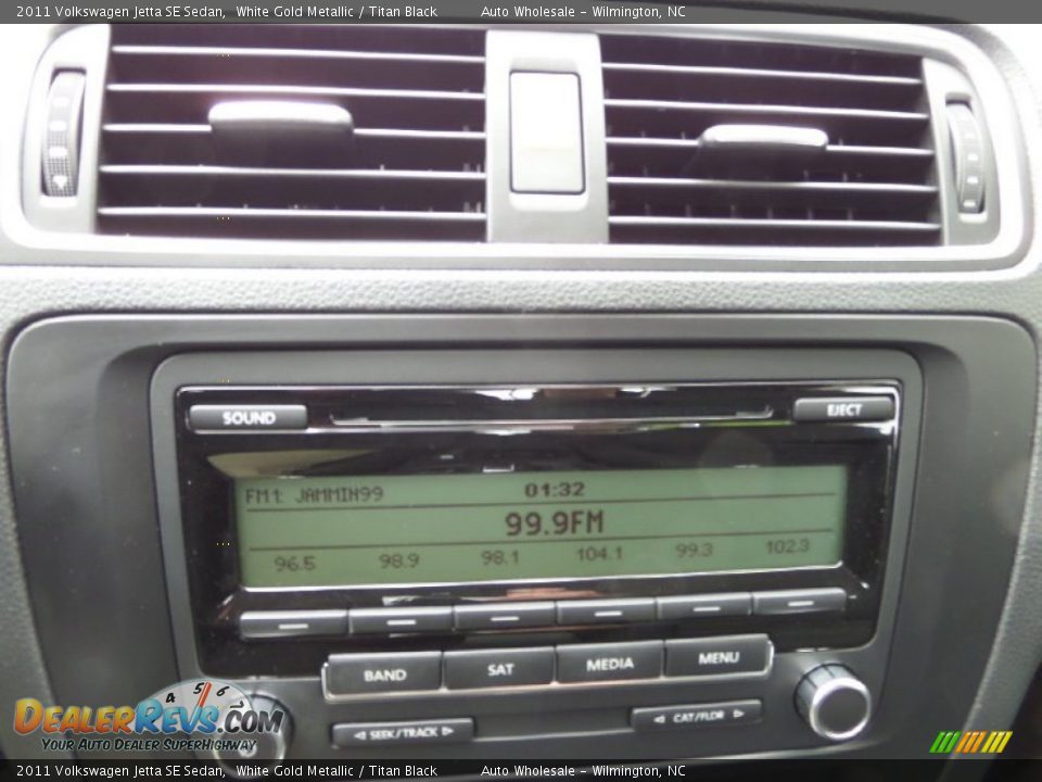 2011 Volkswagen Jetta SE Sedan White Gold Metallic / Titan Black Photo #17