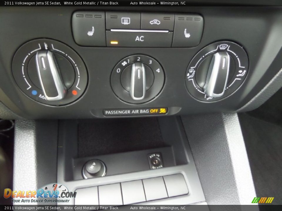 2011 Volkswagen Jetta SE Sedan White Gold Metallic / Titan Black Photo #18