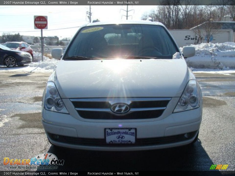 2007 Hyundai Entourage GLS Cosmic White / Beige Photo #2