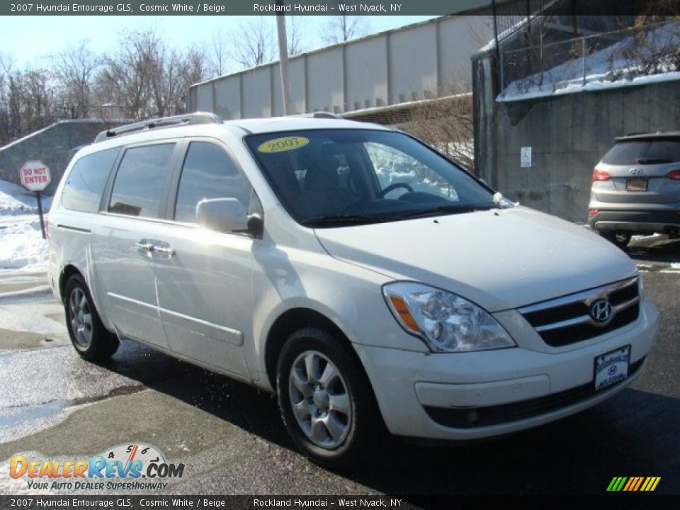 2007 Hyundai Entourage GLS Cosmic White / Beige Photo #3