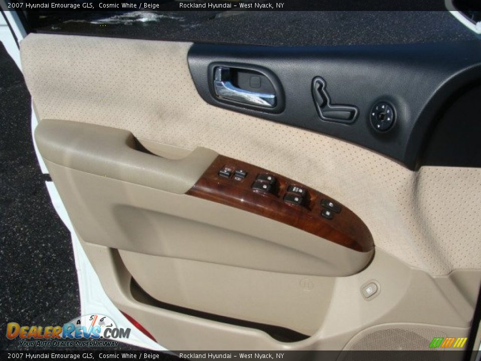 2007 Hyundai Entourage GLS Cosmic White / Beige Photo #7