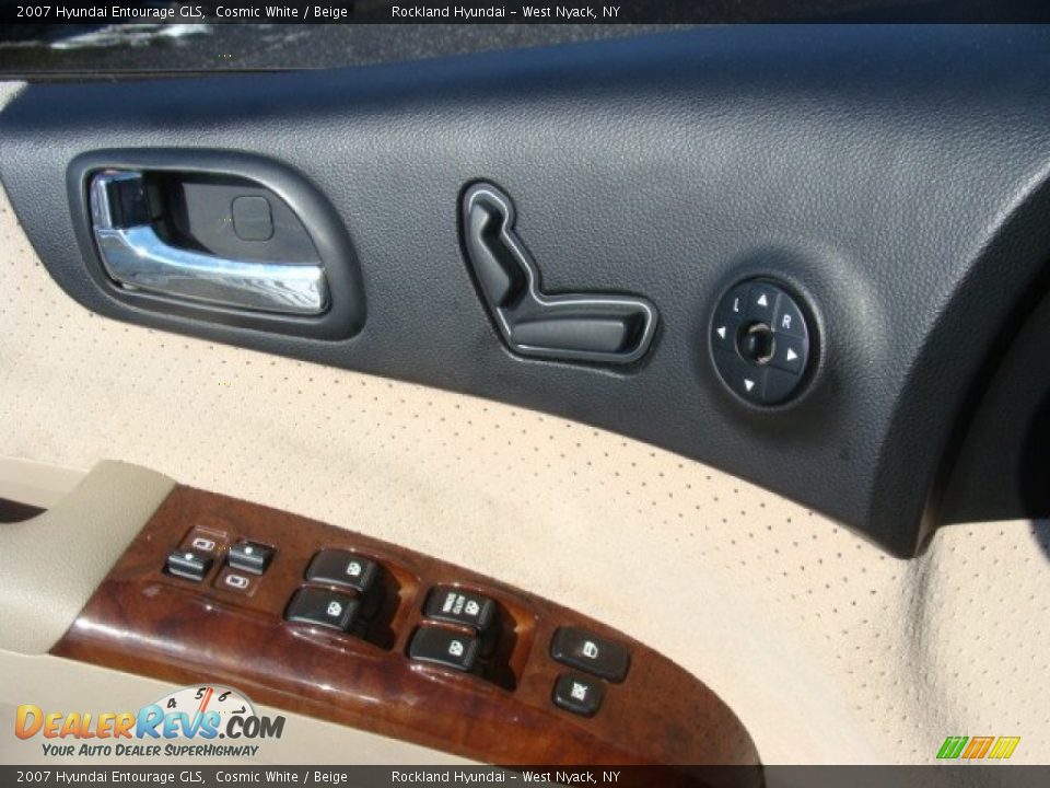 2007 Hyundai Entourage GLS Cosmic White / Beige Photo #8