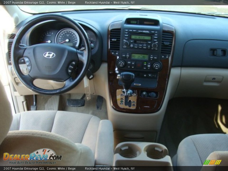2007 Hyundai Entourage GLS Cosmic White / Beige Photo #11