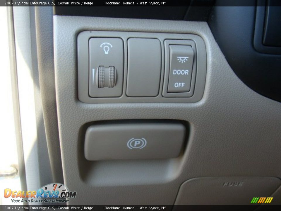 2007 Hyundai Entourage GLS Cosmic White / Beige Photo #13