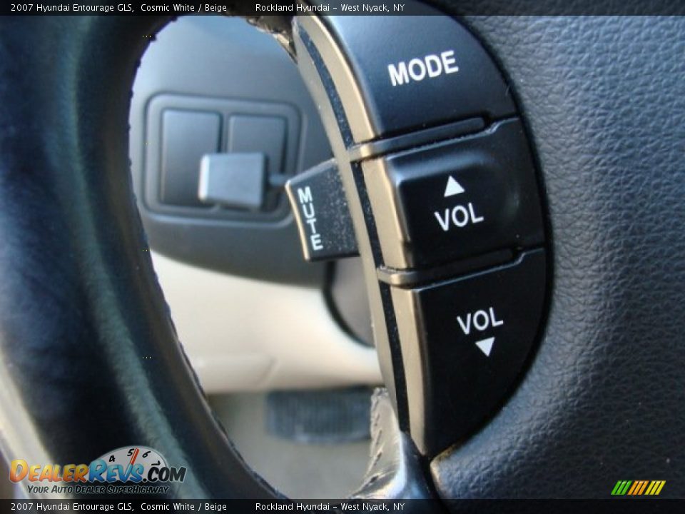 2007 Hyundai Entourage GLS Cosmic White / Beige Photo #14