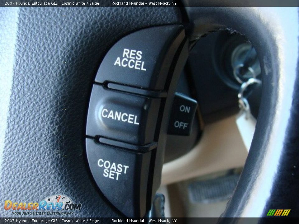 2007 Hyundai Entourage GLS Cosmic White / Beige Photo #15