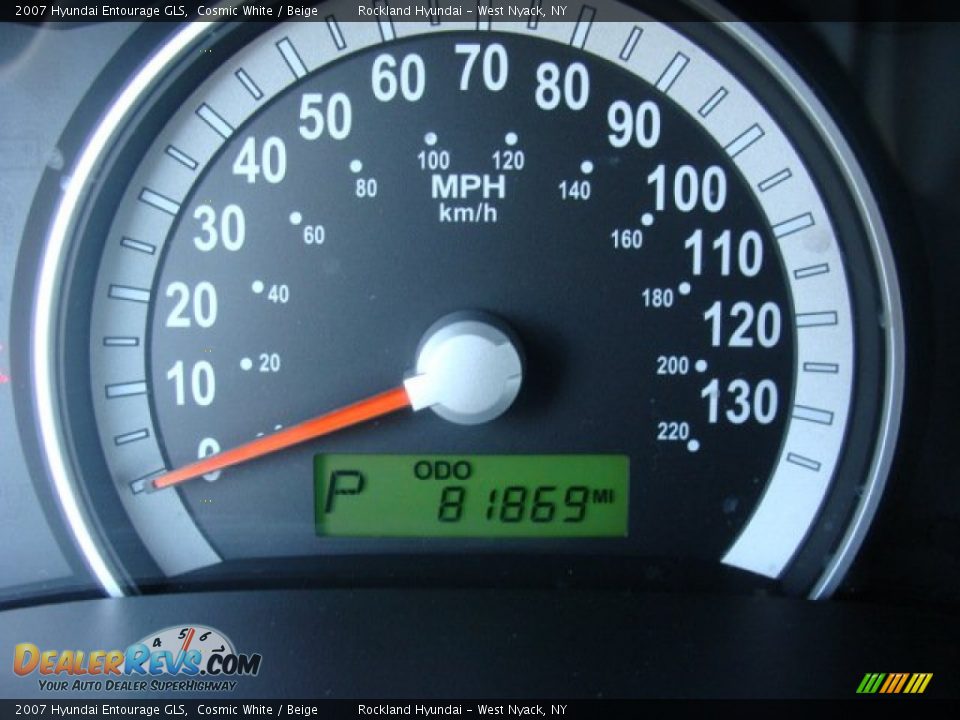 2007 Hyundai Entourage GLS Cosmic White / Beige Photo #16