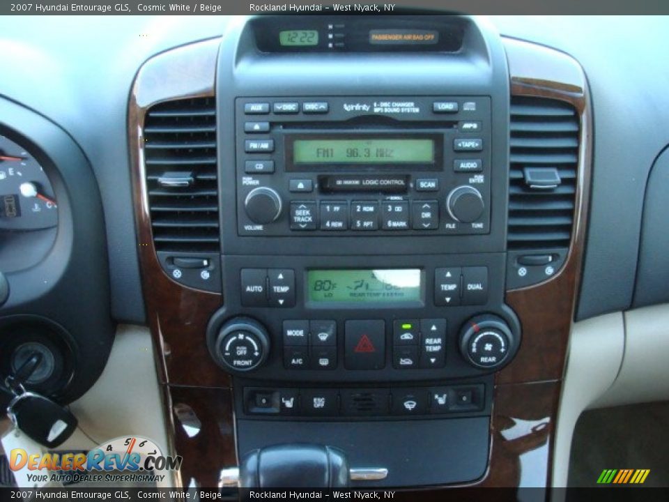 2007 Hyundai Entourage GLS Cosmic White / Beige Photo #17