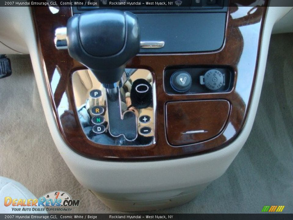 2007 Hyundai Entourage GLS Cosmic White / Beige Photo #18