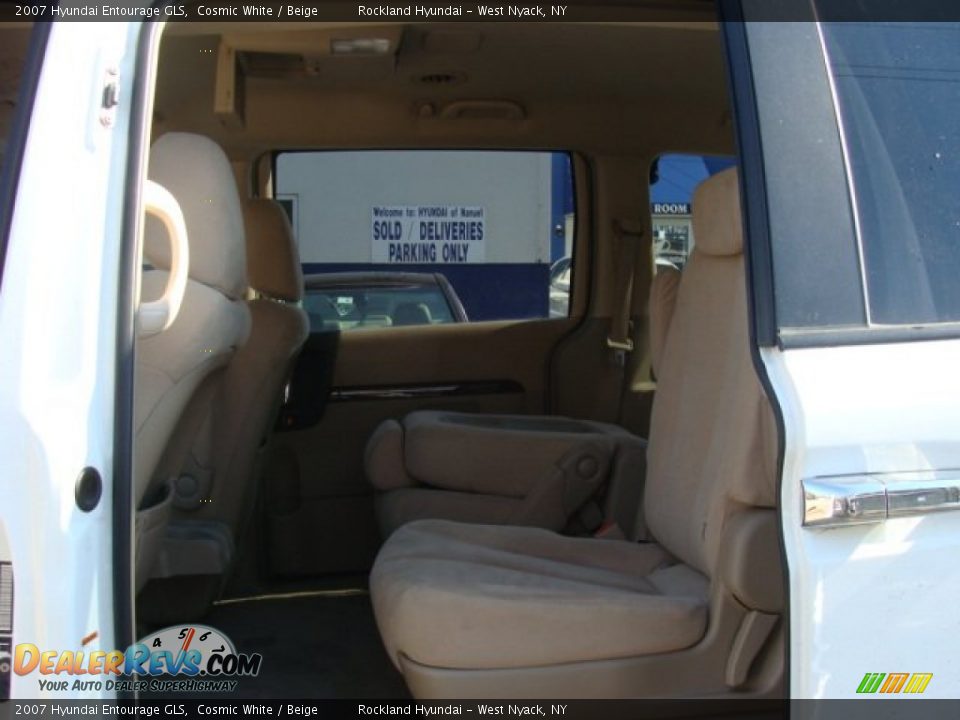 2007 Hyundai Entourage GLS Cosmic White / Beige Photo #19