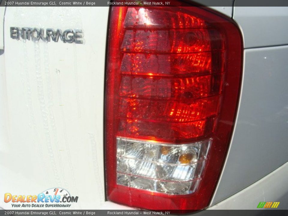 2007 Hyundai Entourage GLS Cosmic White / Beige Photo #22