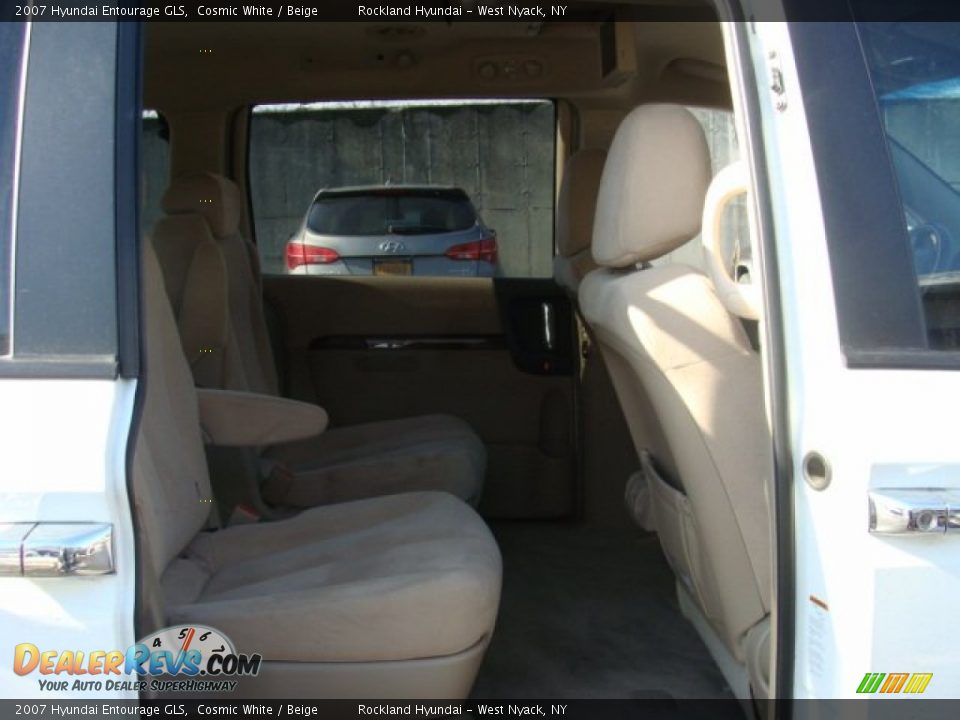 2007 Hyundai Entourage GLS Cosmic White / Beige Photo #23