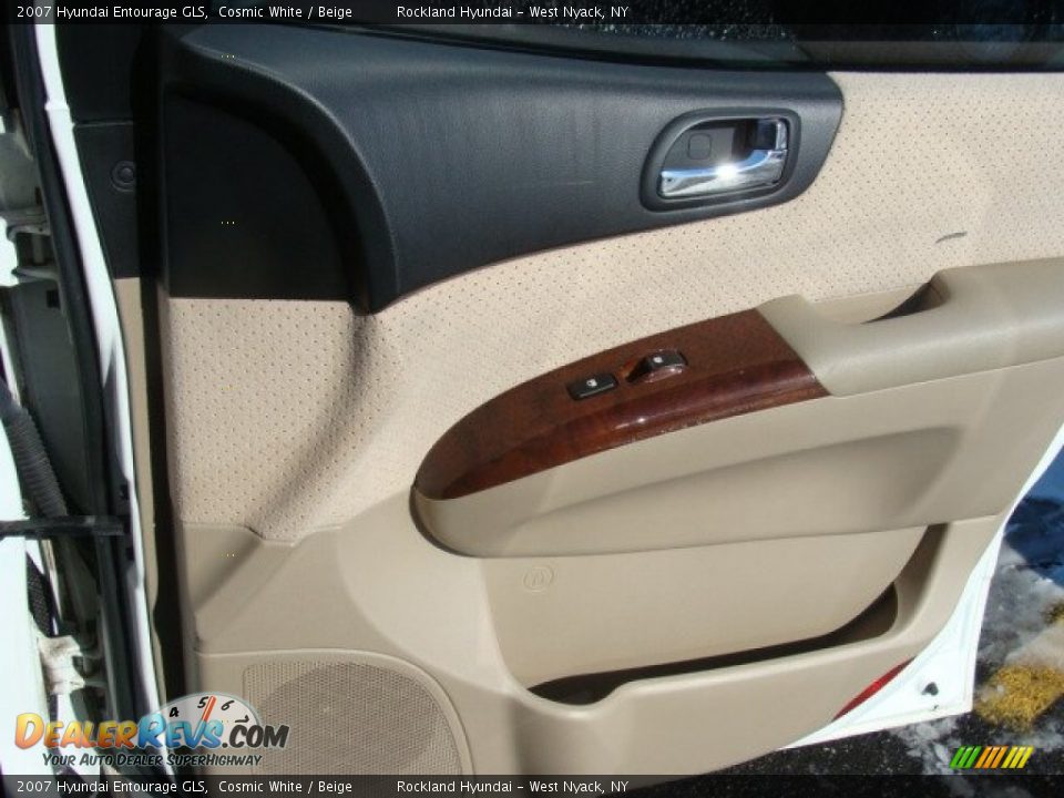 2007 Hyundai Entourage GLS Cosmic White / Beige Photo #24
