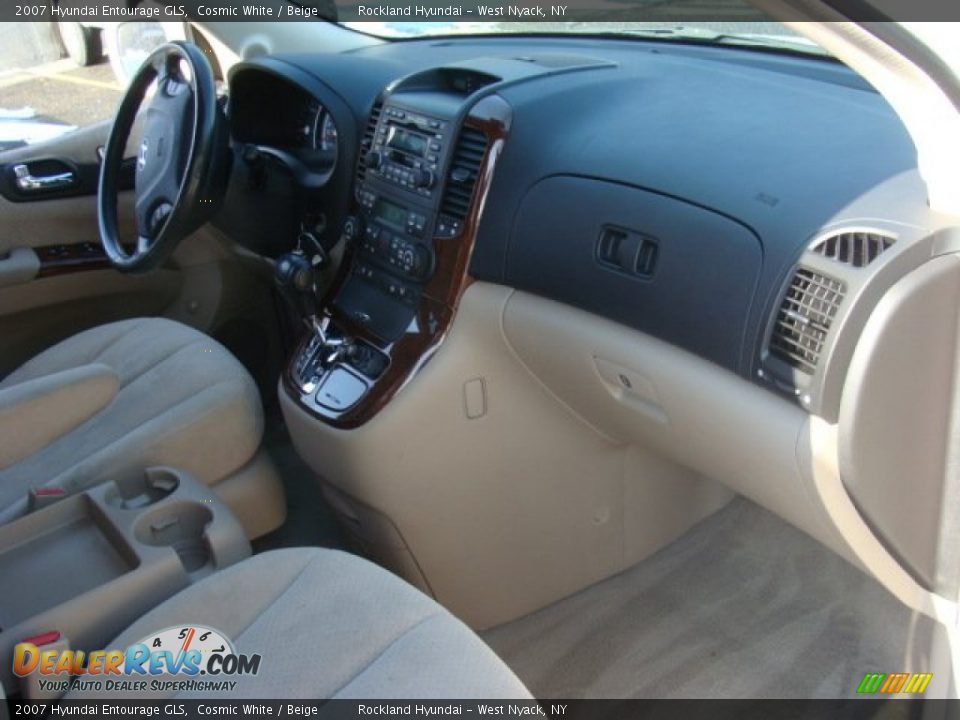 2007 Hyundai Entourage GLS Cosmic White / Beige Photo #25