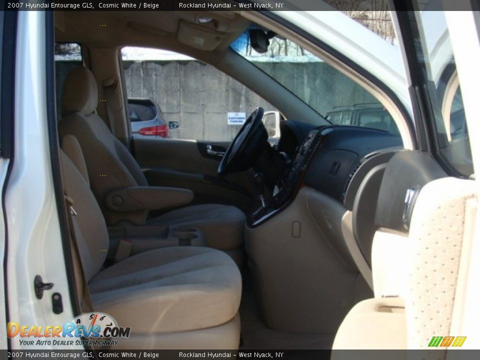 2007 Hyundai Entourage GLS Cosmic White / Beige Photo #26