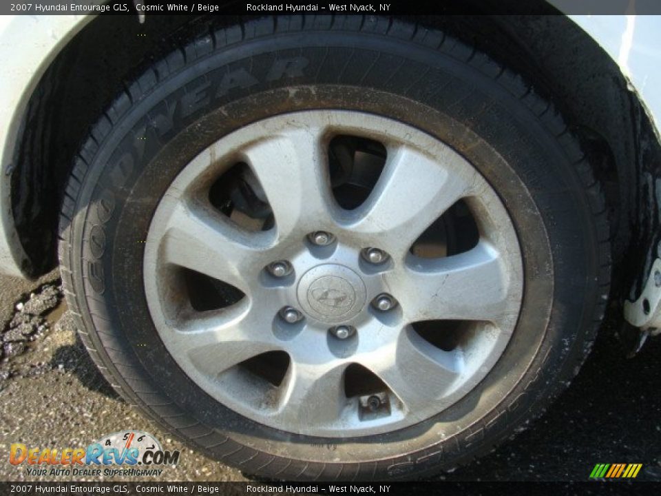 2007 Hyundai Entourage GLS Cosmic White / Beige Photo #27