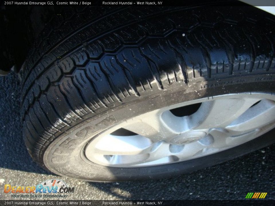 2007 Hyundai Entourage GLS Cosmic White / Beige Photo #28