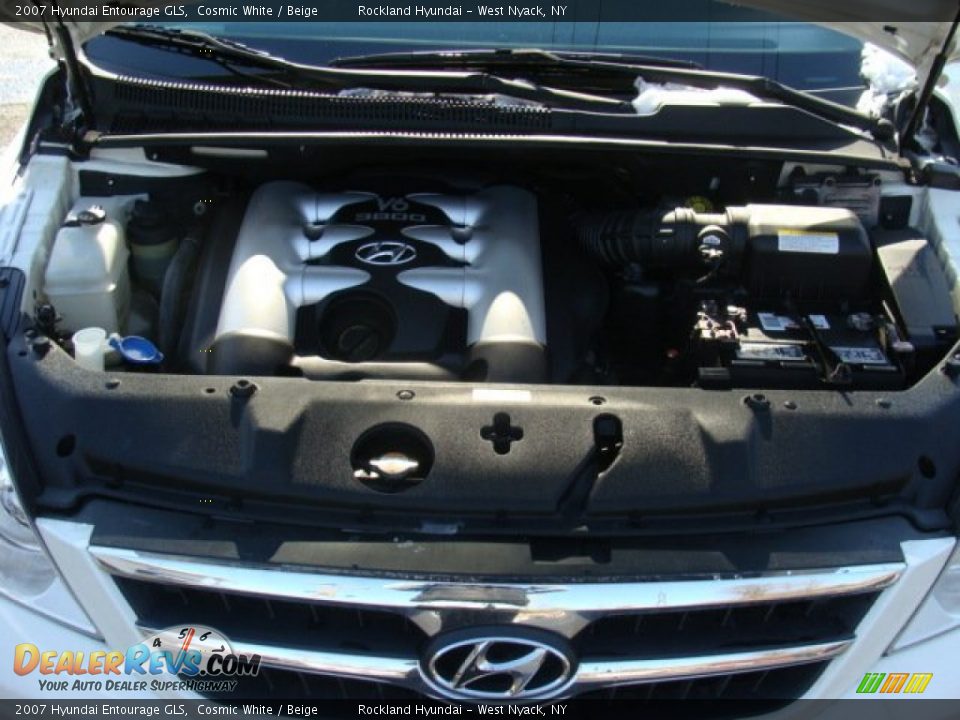 2007 Hyundai Entourage GLS Cosmic White / Beige Photo #29