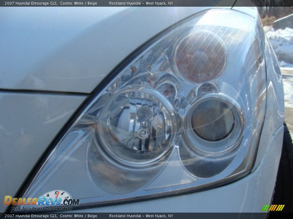 2007 Hyundai Entourage GLS Cosmic White / Beige Photo #30