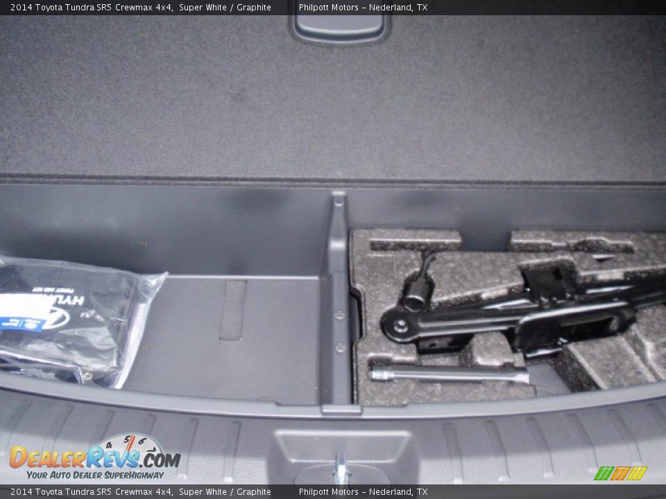 2014 Toyota Tundra SR5 Crewmax 4x4 Super White / Graphite Photo #22