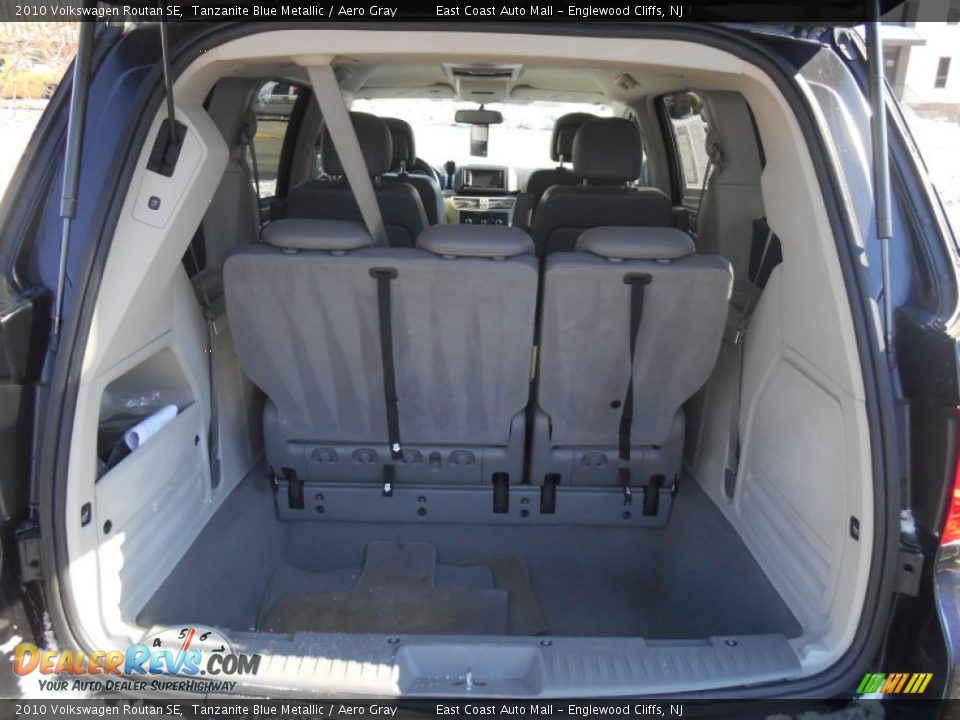 2010 Volkswagen Routan SE Tanzanite Blue Metallic / Aero Gray Photo #6