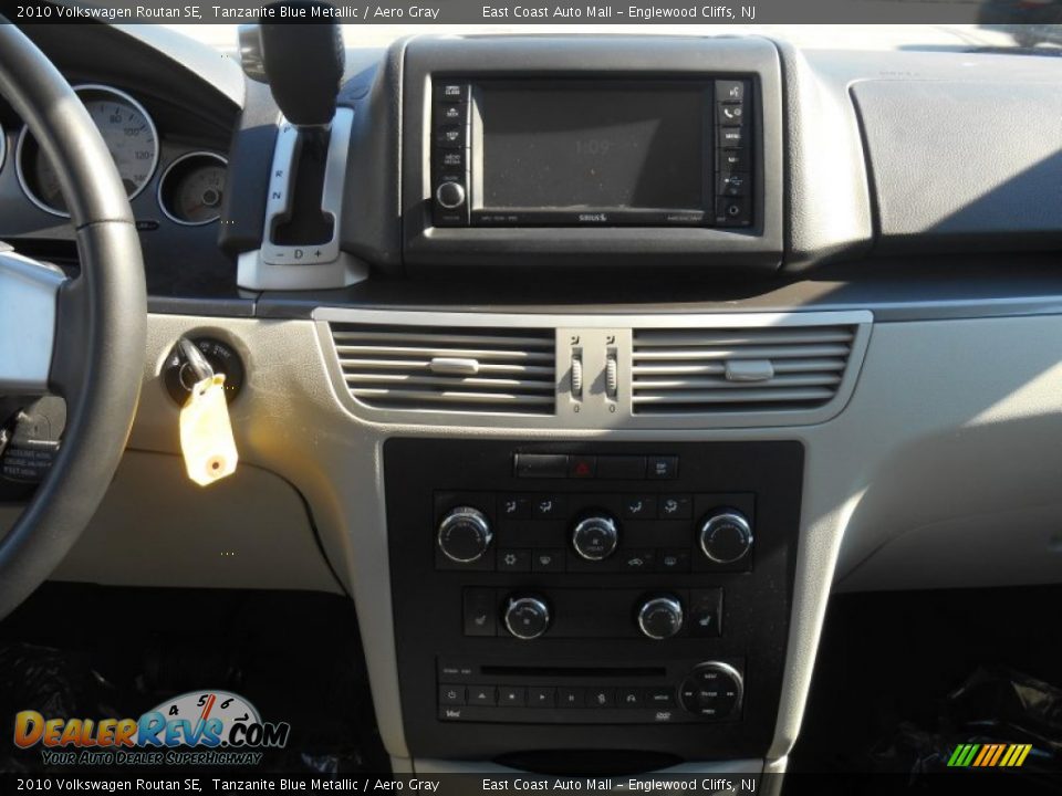 2010 Volkswagen Routan SE Tanzanite Blue Metallic / Aero Gray Photo #11