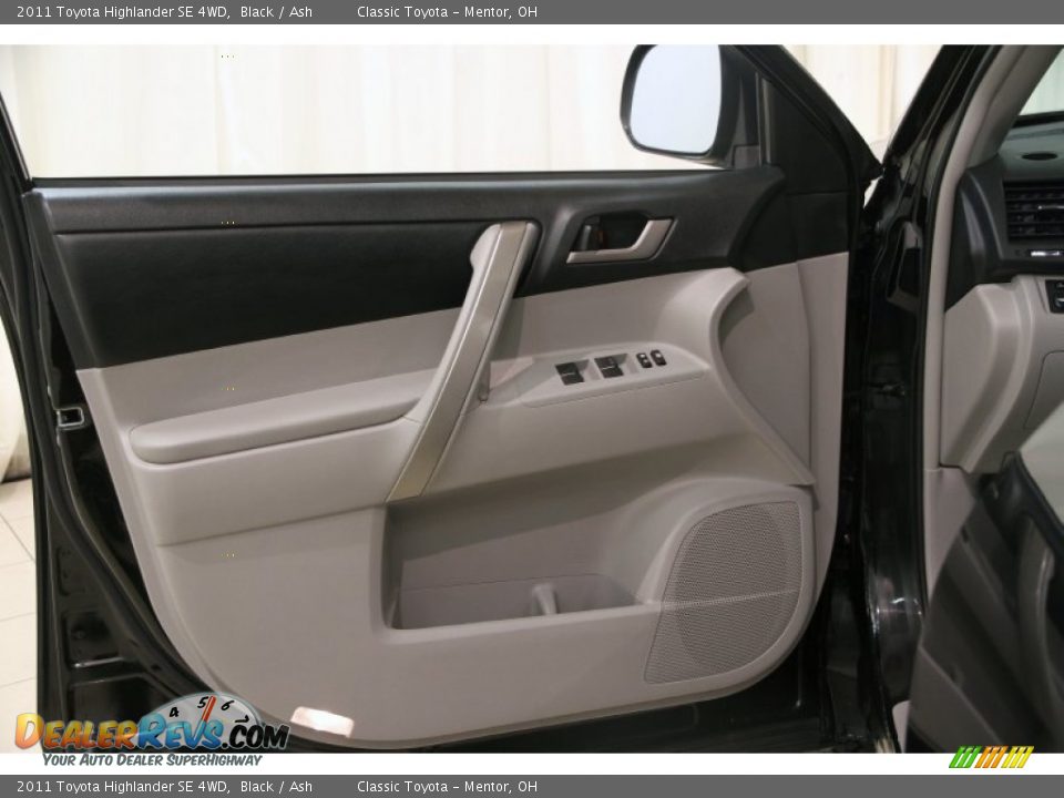 2011 Toyota Highlander SE 4WD Black / Ash Photo #4