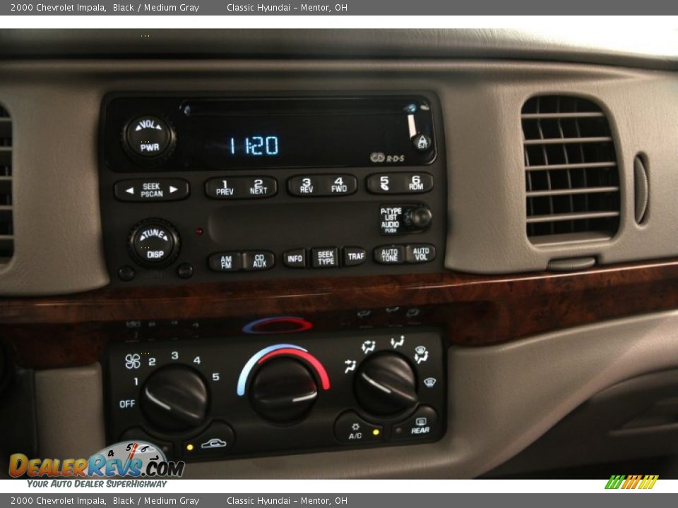 Controls of 2000 Chevrolet Impala  Photo #8