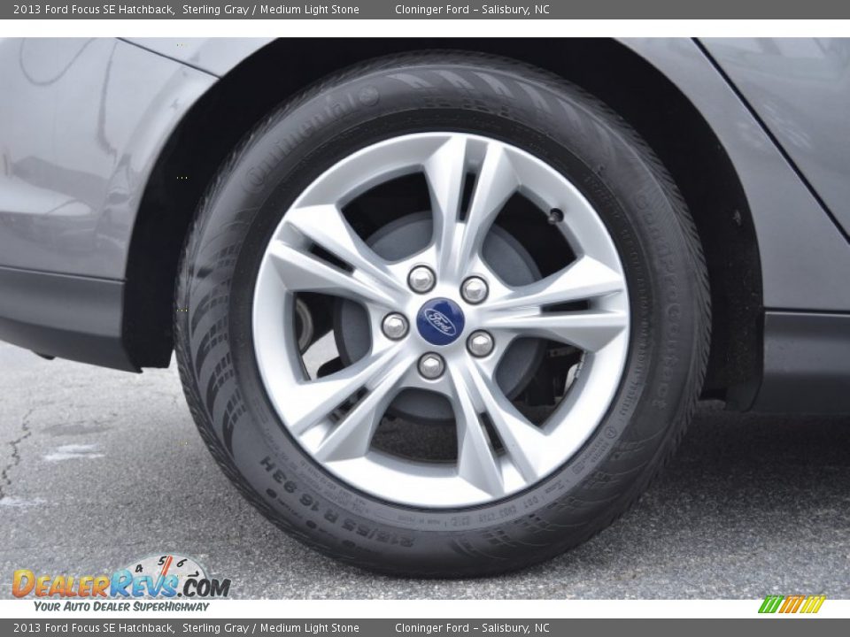 2013 Ford Focus SE Hatchback Sterling Gray / Medium Light Stone Photo #17