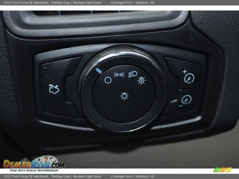 2013 Ford Focus SE Hatchback Sterling Gray / Medium Light Stone Photo #25