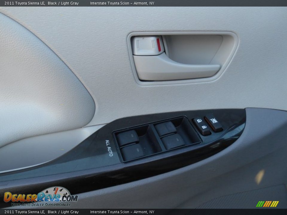 2011 Toyota Sienna LE Black / Light Gray Photo #8