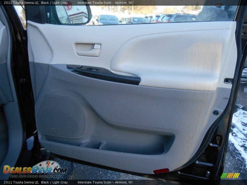 2011 Toyota Sienna LE Black / Light Gray Photo #19