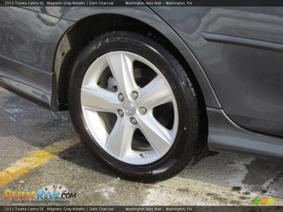 2011 Toyota Camry SE Magnetic Gray Metallic / Dark Charcoal Photo #3