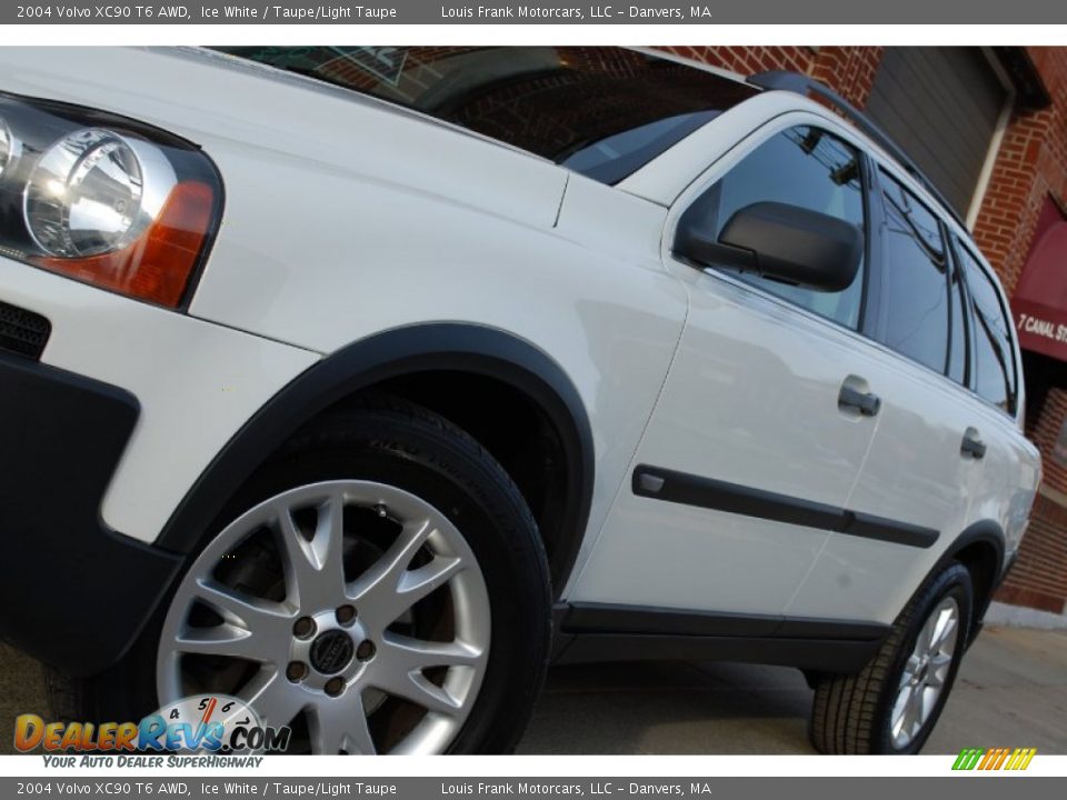 2004 Volvo XC90 T6 AWD Ice White / Taupe/Light Taupe Photo #13