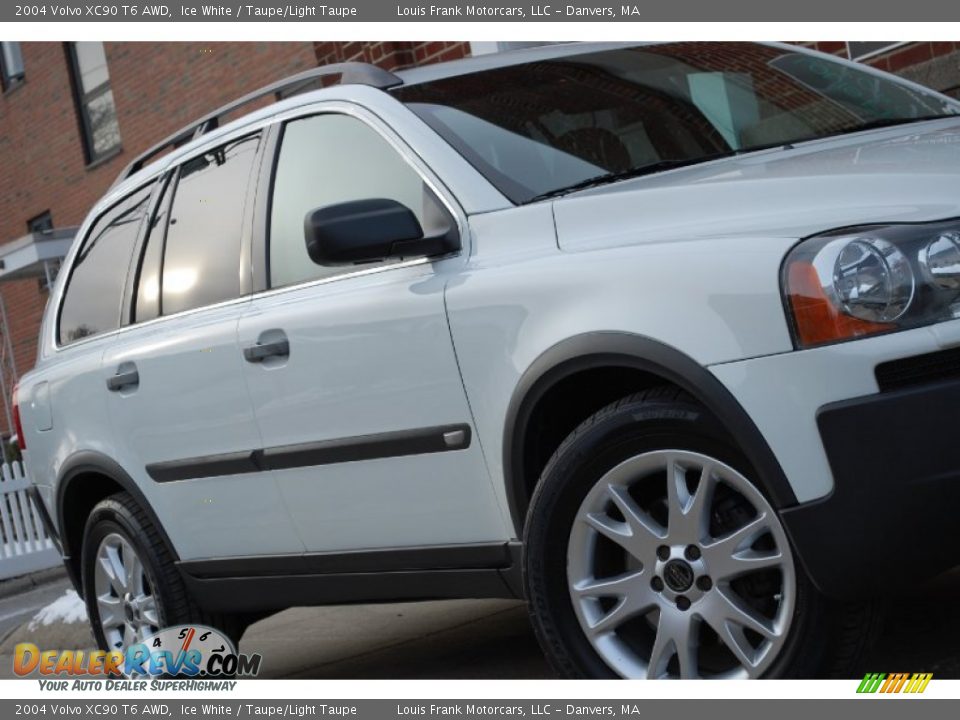 2004 Volvo XC90 T6 AWD Ice White / Taupe/Light Taupe Photo #15