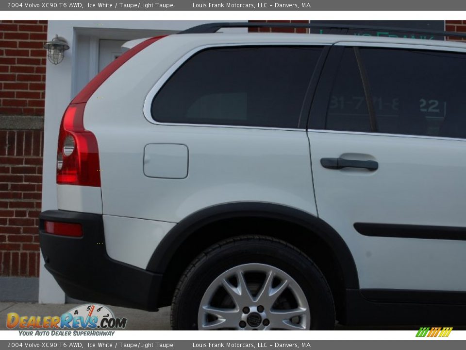 2004 Volvo XC90 T6 AWD Ice White / Taupe/Light Taupe Photo #22