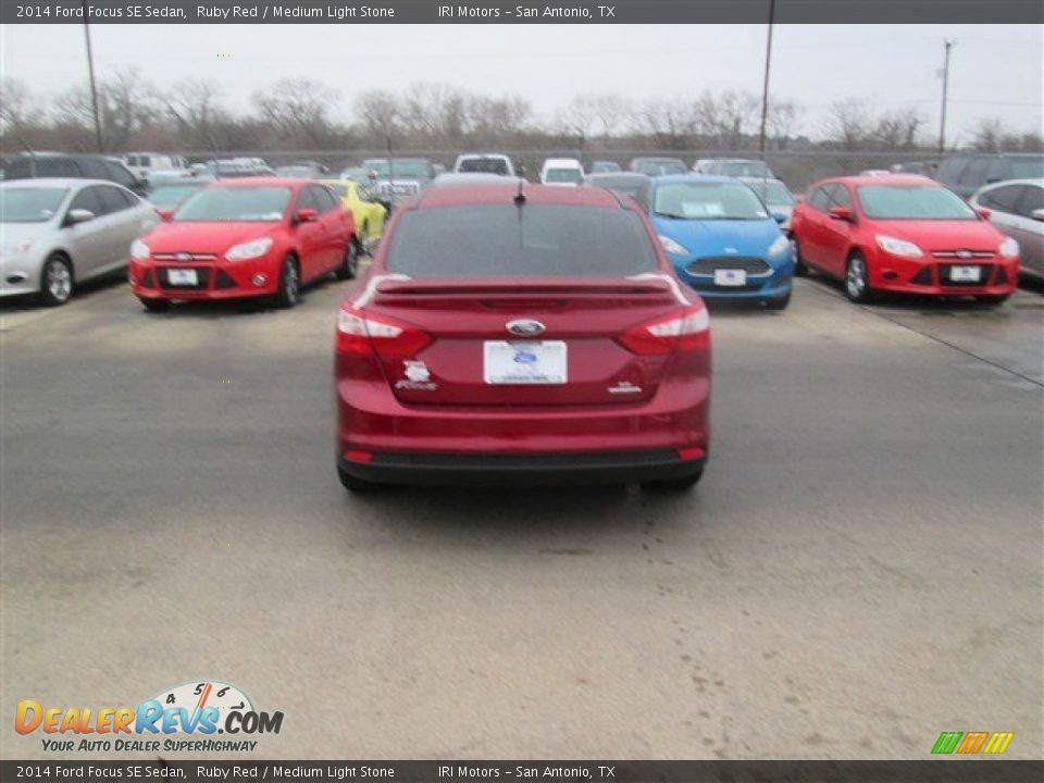2014 Ford Focus SE Sedan Ruby Red / Medium Light Stone Photo #5