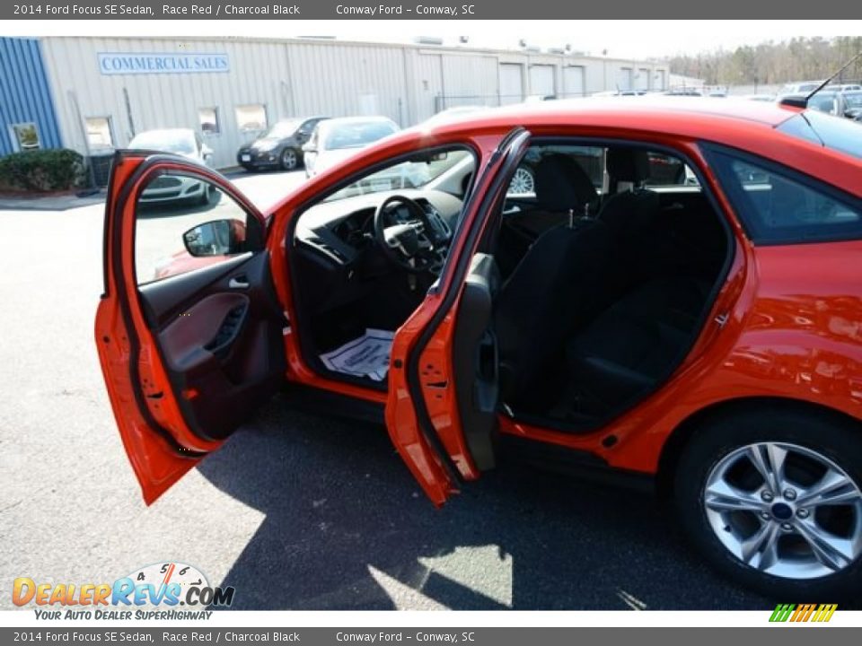 2014 Ford Focus SE Sedan Race Red / Charcoal Black Photo #10