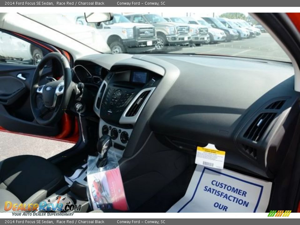 2014 Ford Focus SE Sedan Race Red / Charcoal Black Photo #17
