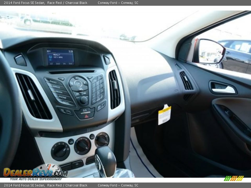 2014 Ford Focus SE Sedan Race Red / Charcoal Black Photo #28