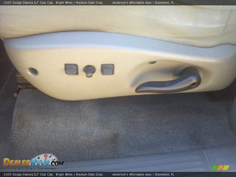 2005 Dodge Dakota SLT Club Cab Bright White / Medium Slate Gray Photo #18