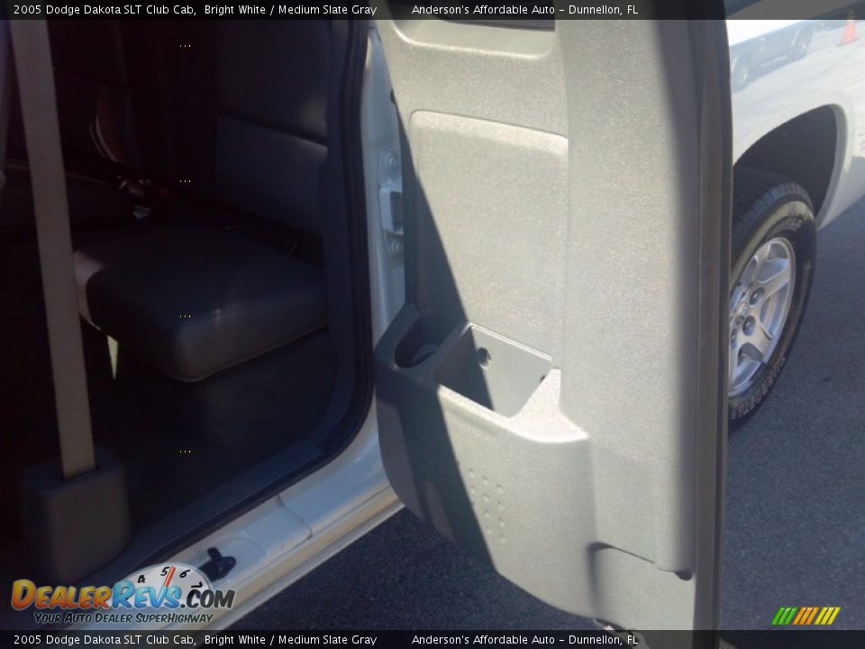 2005 Dodge Dakota SLT Club Cab Bright White / Medium Slate Gray Photo #32