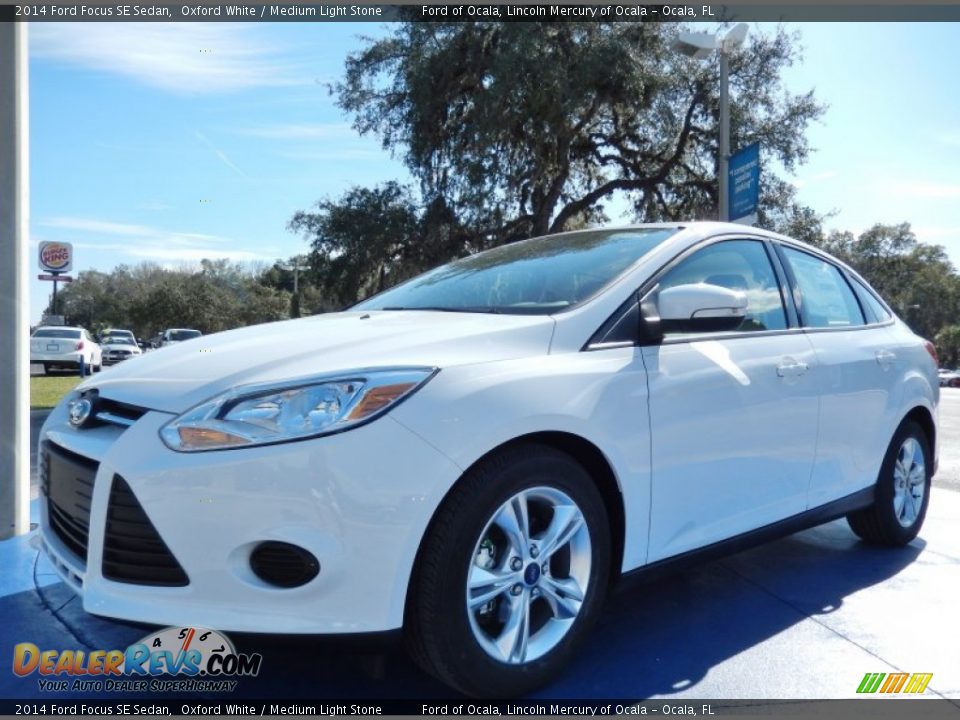 2014 Ford Focus SE Sedan Oxford White / Medium Light Stone Photo #1