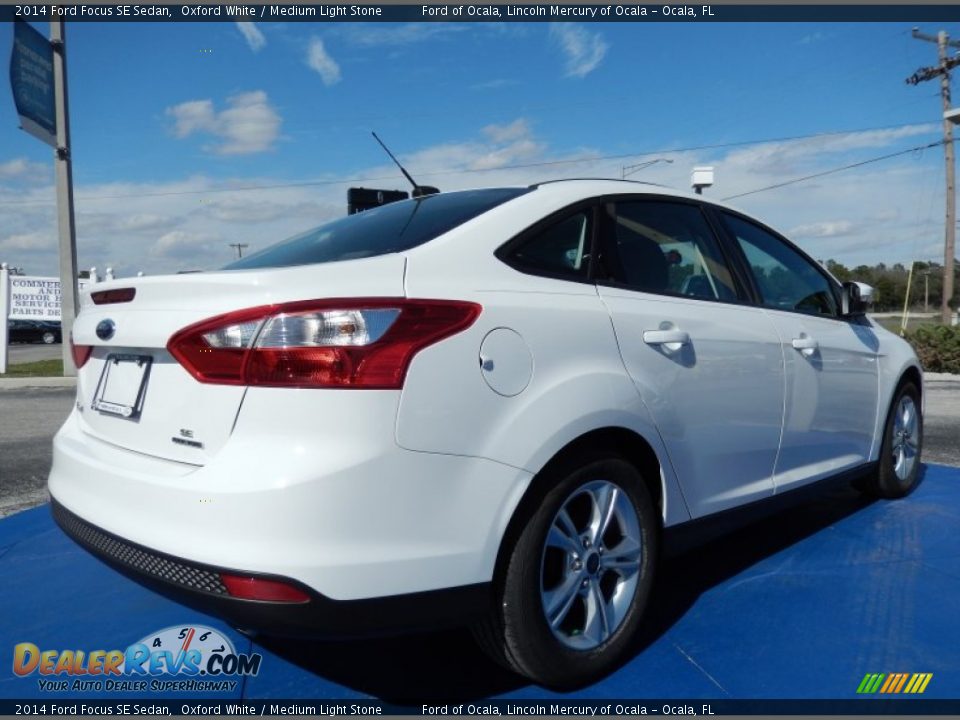 2014 Ford Focus SE Sedan Oxford White / Medium Light Stone Photo #3