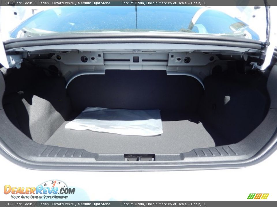 2014 Ford Focus SE Sedan Oxford White / Medium Light Stone Photo #5