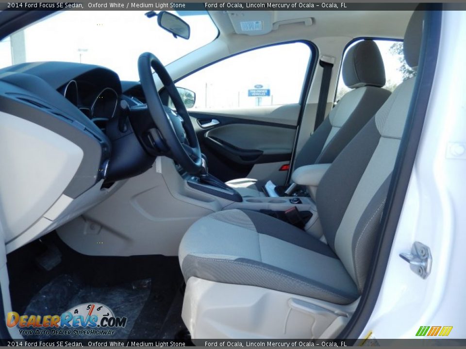 2014 Ford Focus SE Sedan Oxford White / Medium Light Stone Photo #6